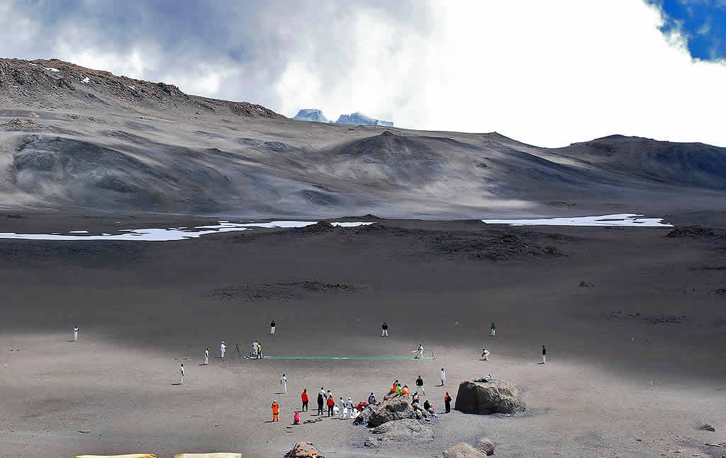 Insolite: Ils font du cricket au sommet du Kilimandjaro