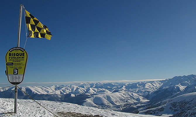 Faire du ski : Prévenir les risques grâce aux drapeaux d'avalanche