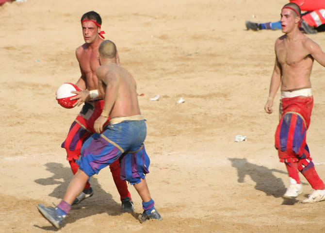 Le Calcio Storico : quand le foot et la violence s'allient